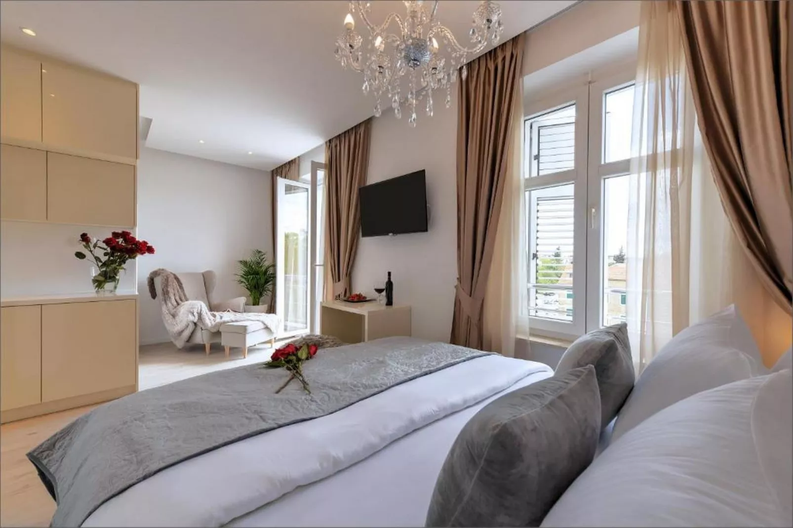 Deluxe Double Room with Balcony and Sea View (1)-Bedroom