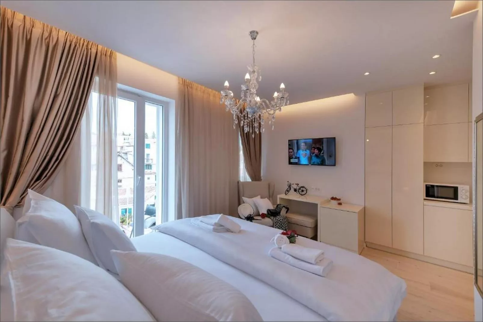 Deluxe Double Room with Double Bed and Balcony (3)-Schlafzimmer