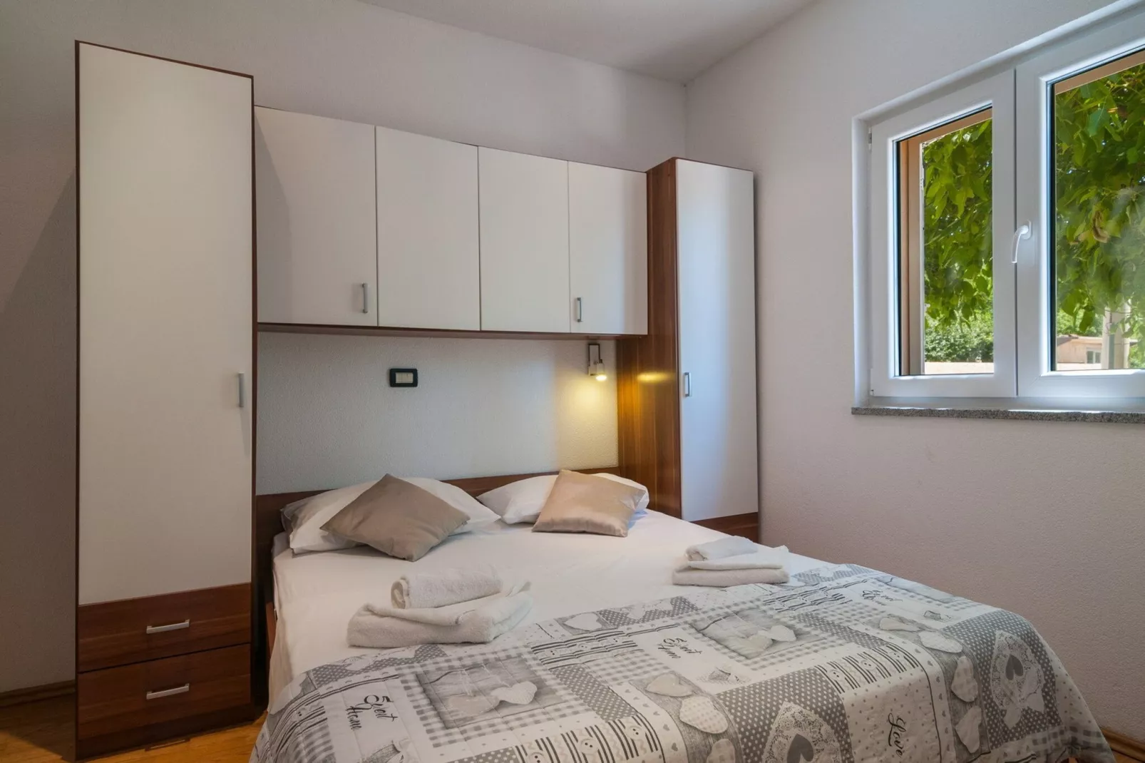 Five-Bedroom Home-Schlafzimmer