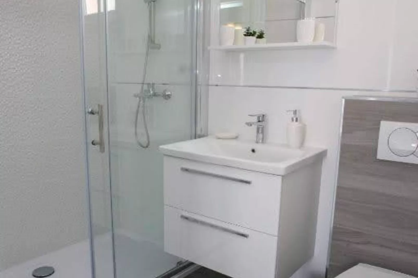 One-Bedroom Deluxe City View Apartment-Bathroom