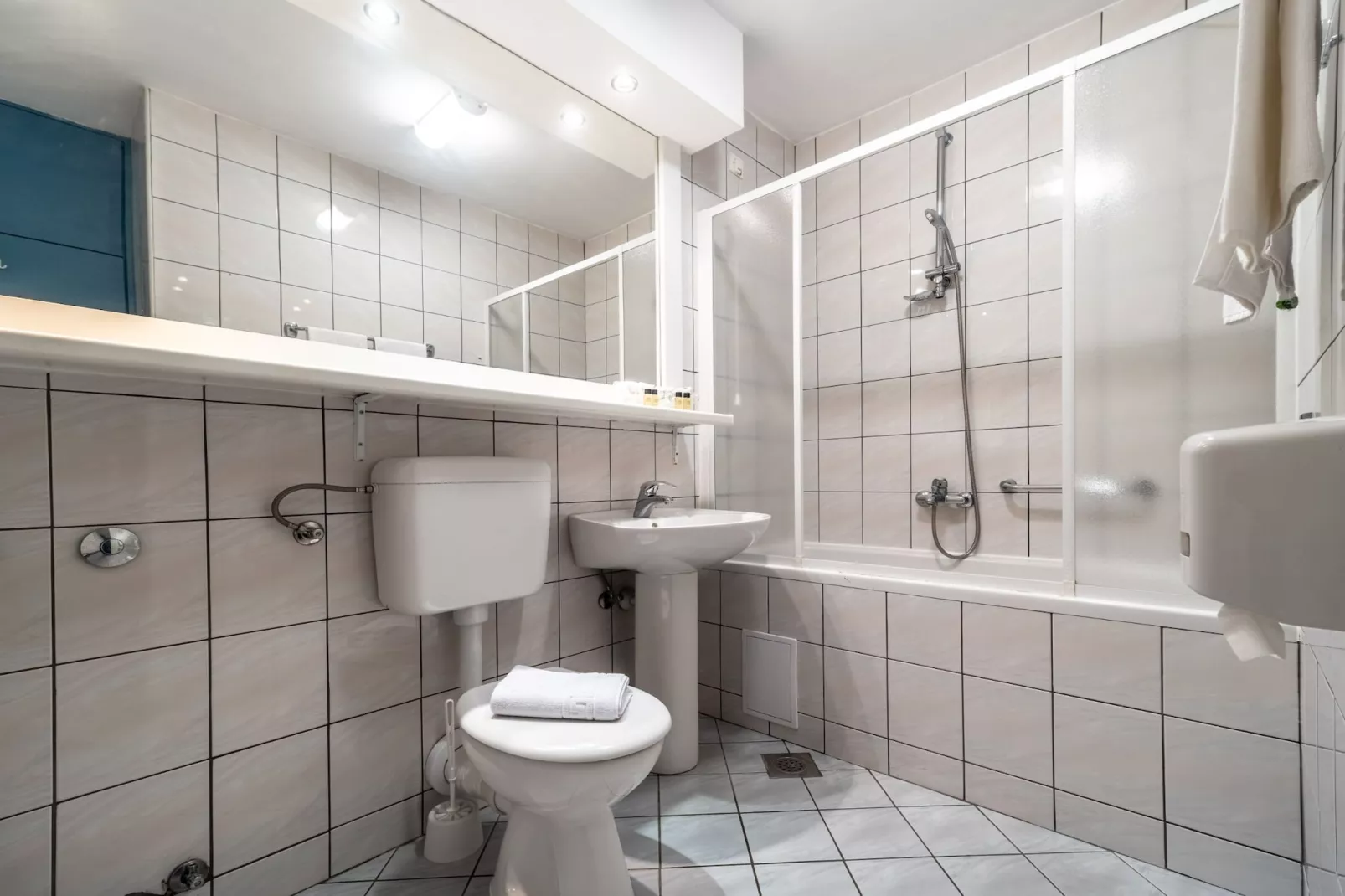 Hotel Issa - Quadruple Room Sea View-Bathroom