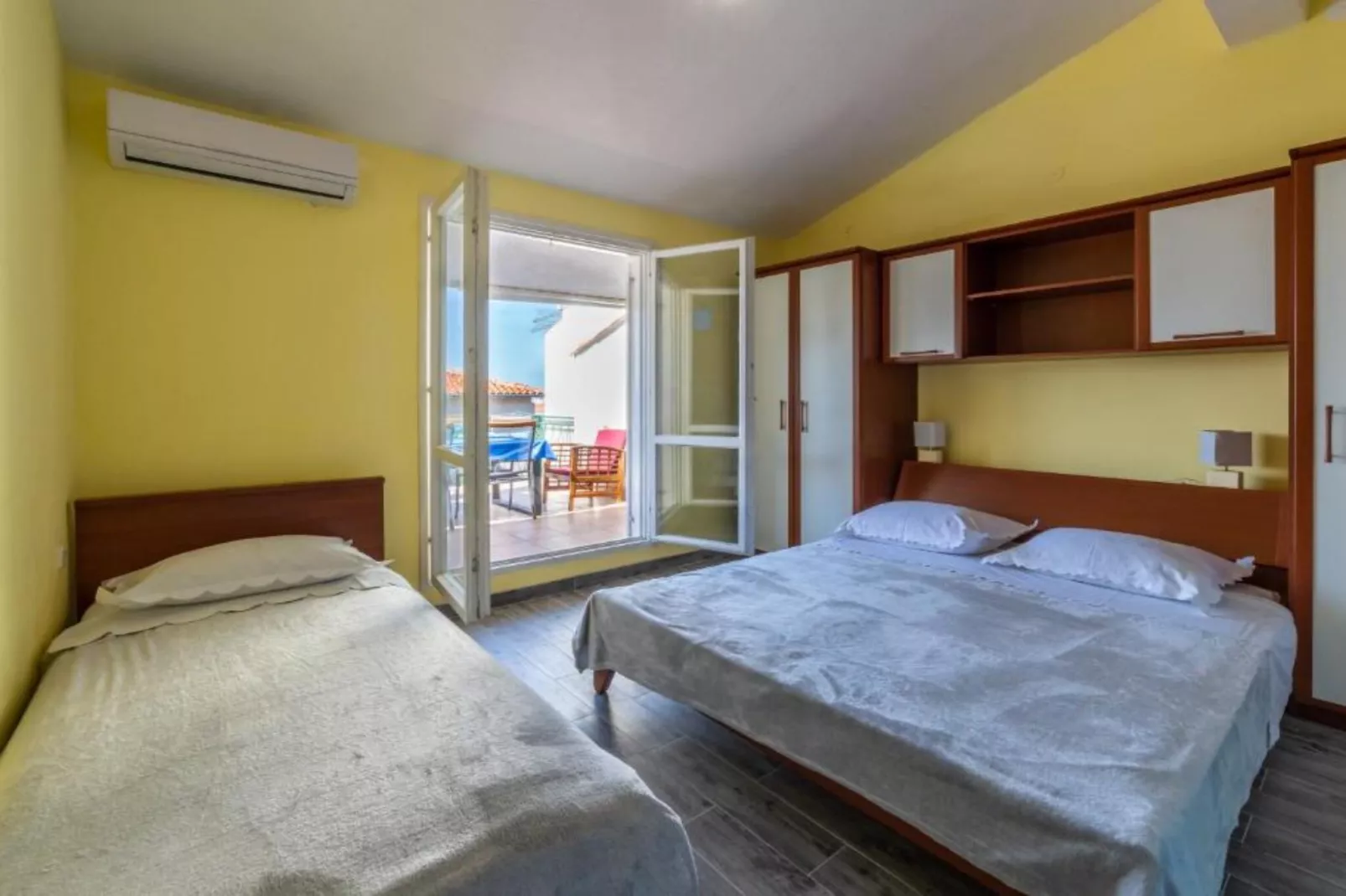 Apartments Ribarević - Three Bedroom Apartment With Terrace and Sea View-Schlafzimmer