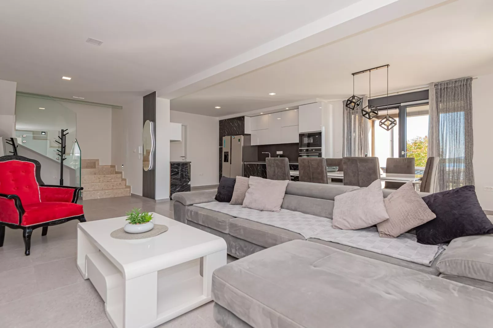 Four-Bedroom Villa With Pool-Wohnzimmer