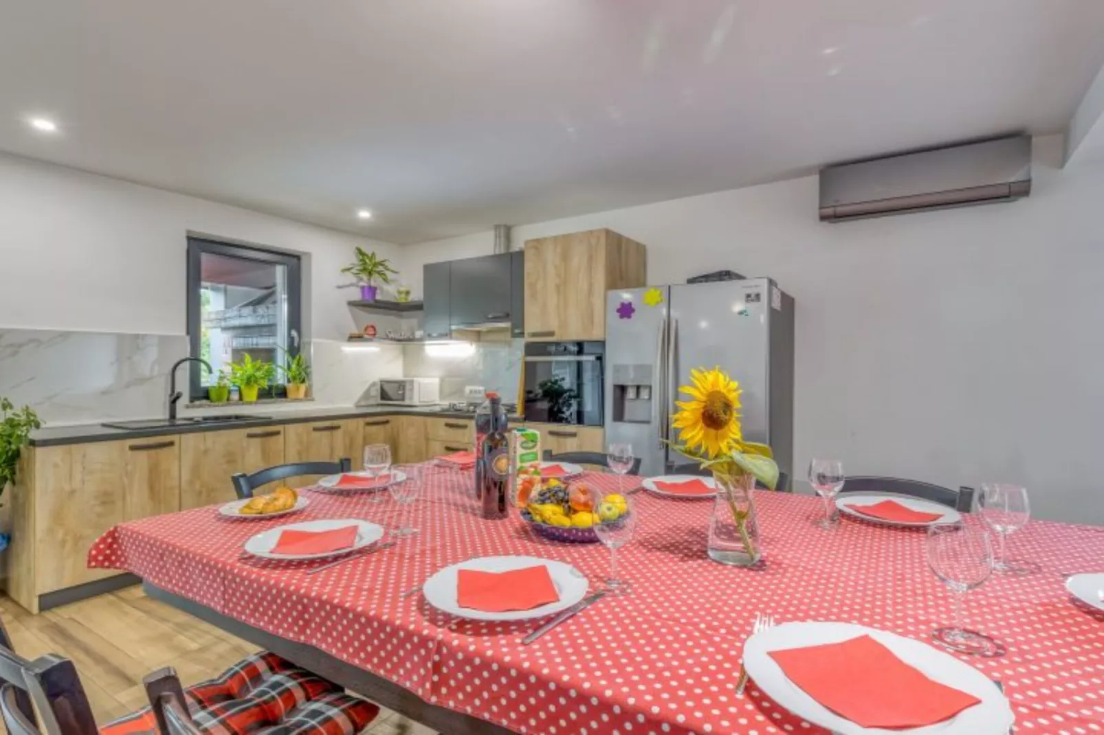 Four Bedroom Holiday House Mali Raj with Pool-Esszimmer