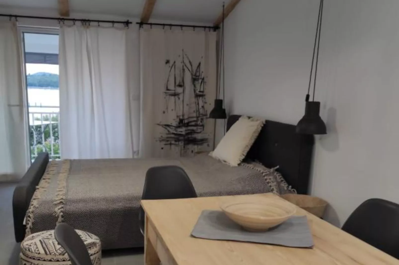 Modern Beachfront Apartments near Šibenik - Comfort Studio Apartment with Balcony and Sea View-Schlafzimmer