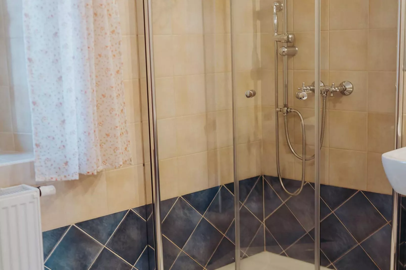 Enchanted Misty Valley Cottage Apartments - One Bedroom Apartment (owner 1)-Badezimmer