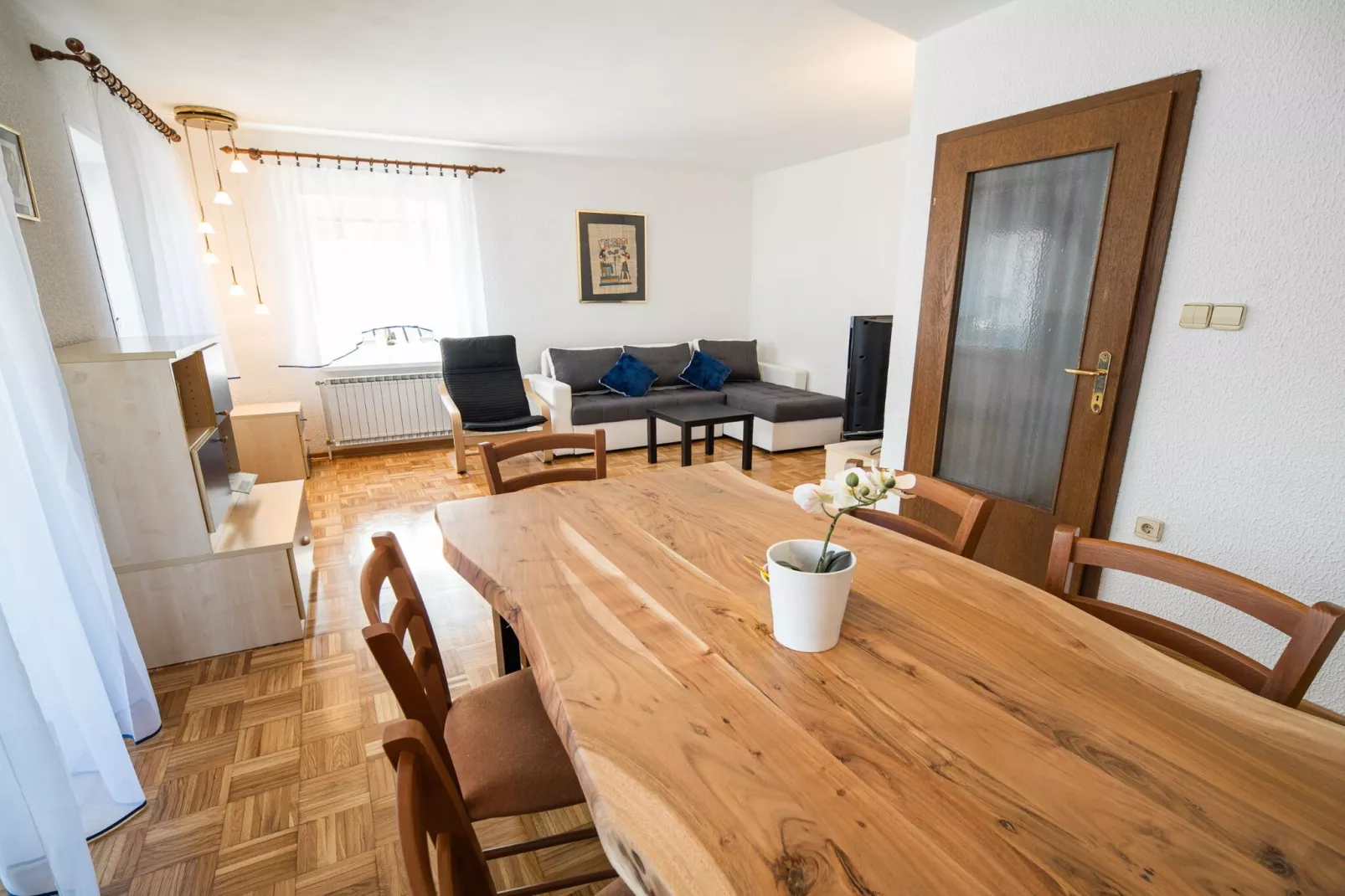Mountain View Haven Apartments - Two Bedroom Apartment with Balcony-Esszimmer