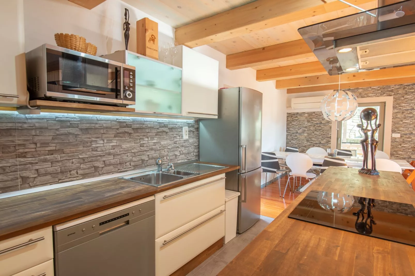 Family-Friendly Serene Retreat Holiday Home - Four Bedroom Holiday Home  with Terrace-Cuisine