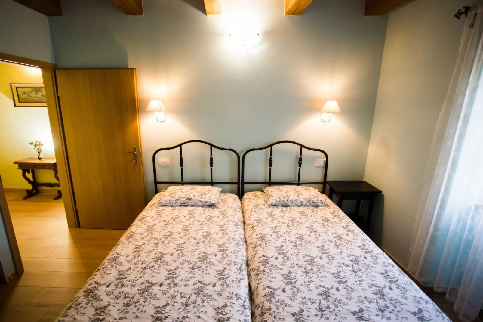 Abitanti Rustic Apartment with Balcony - Two Bedroom Apartment with Balcony-Schlafzimmer