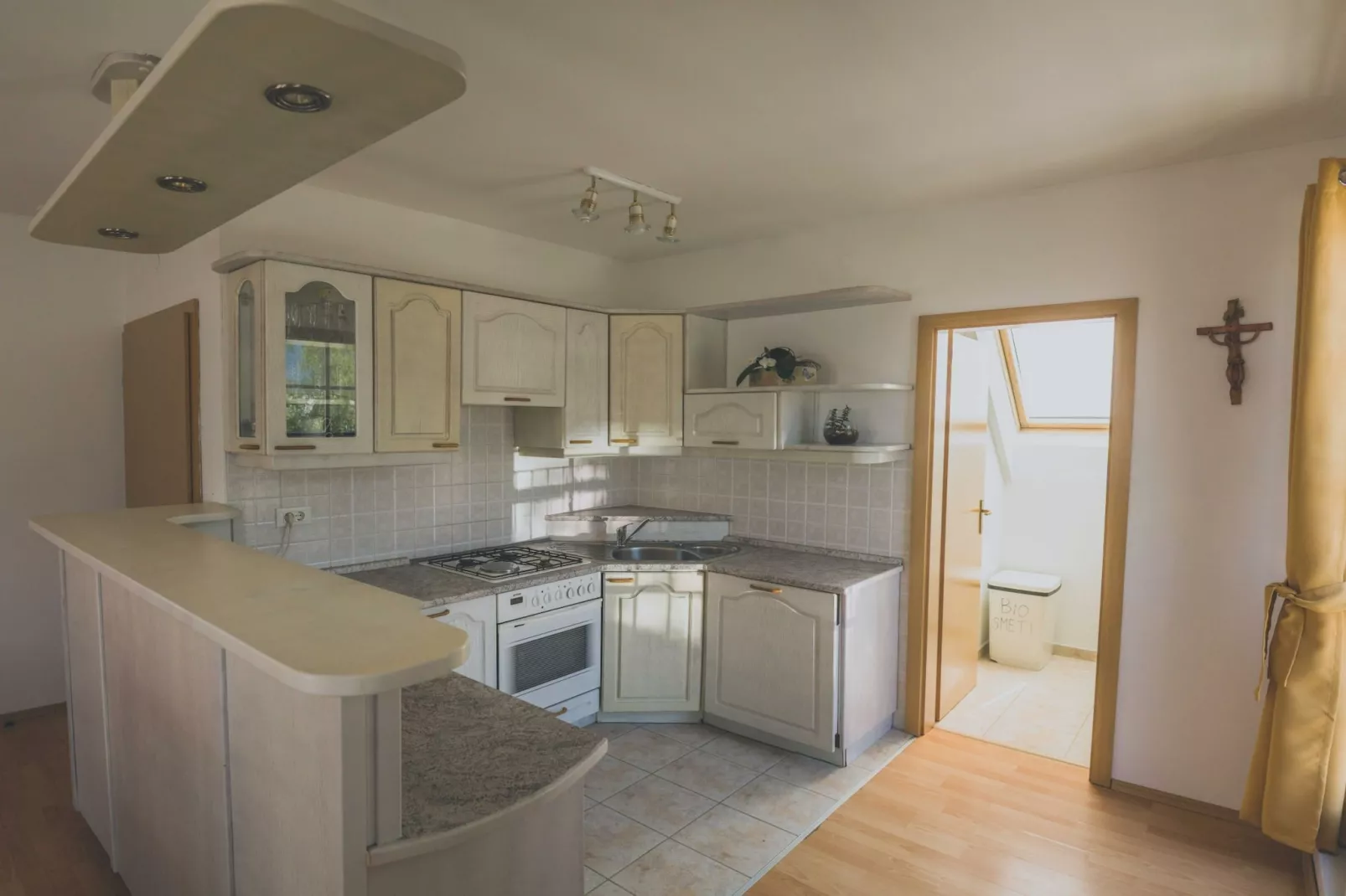 Comfortable Apartment with Mountain View - One Bedroom Apartment-Küche