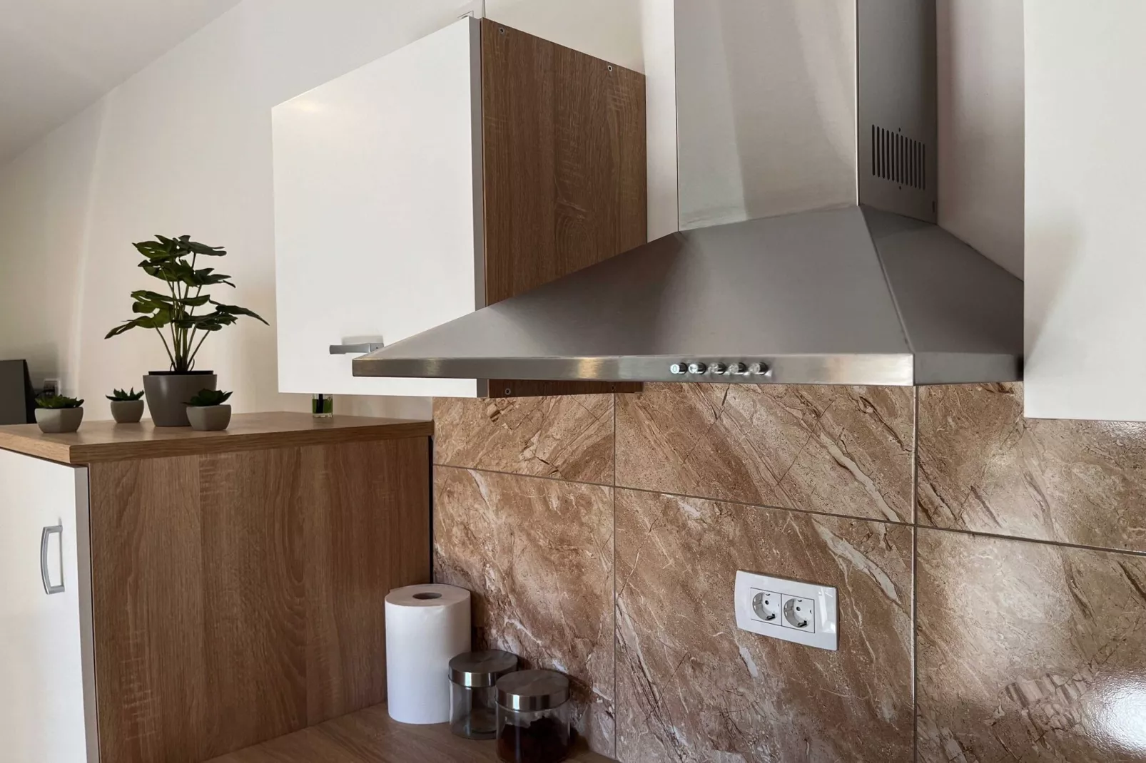 Delightful Cozy Riverside Apartment - One Bedroom Apartment with Terrace-Küche