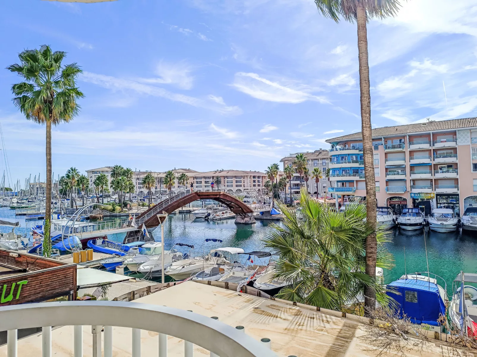 Port d'Attache-Outside