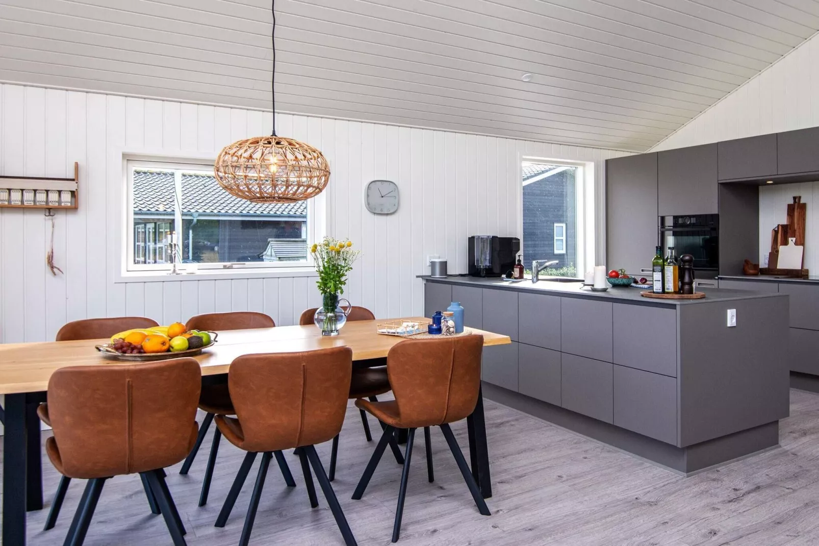 Stylish Lakeview Retreat-By Traum-Indoor