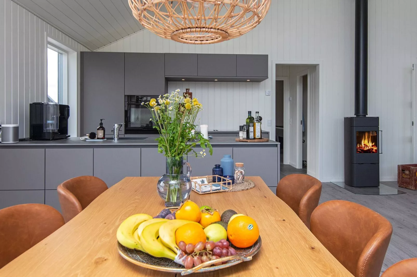 Stylish Lakeview Retreat-By Traum-Indoor