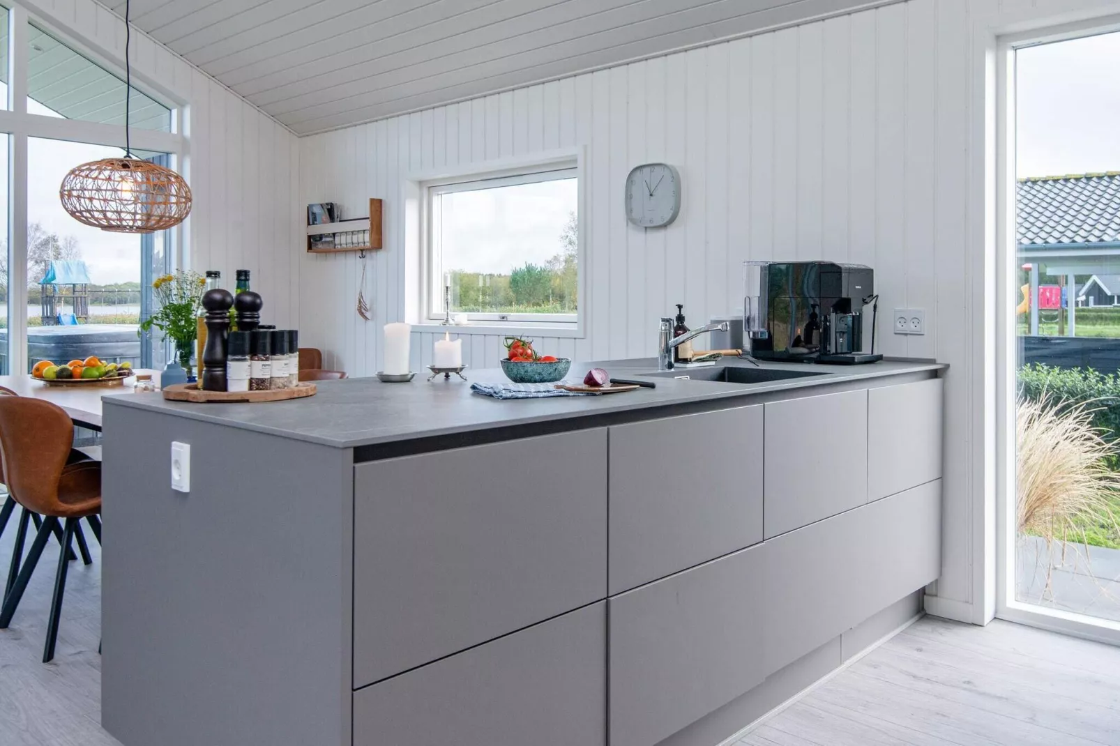 Stylish Lakeview Retreat-By Traum-Indoor