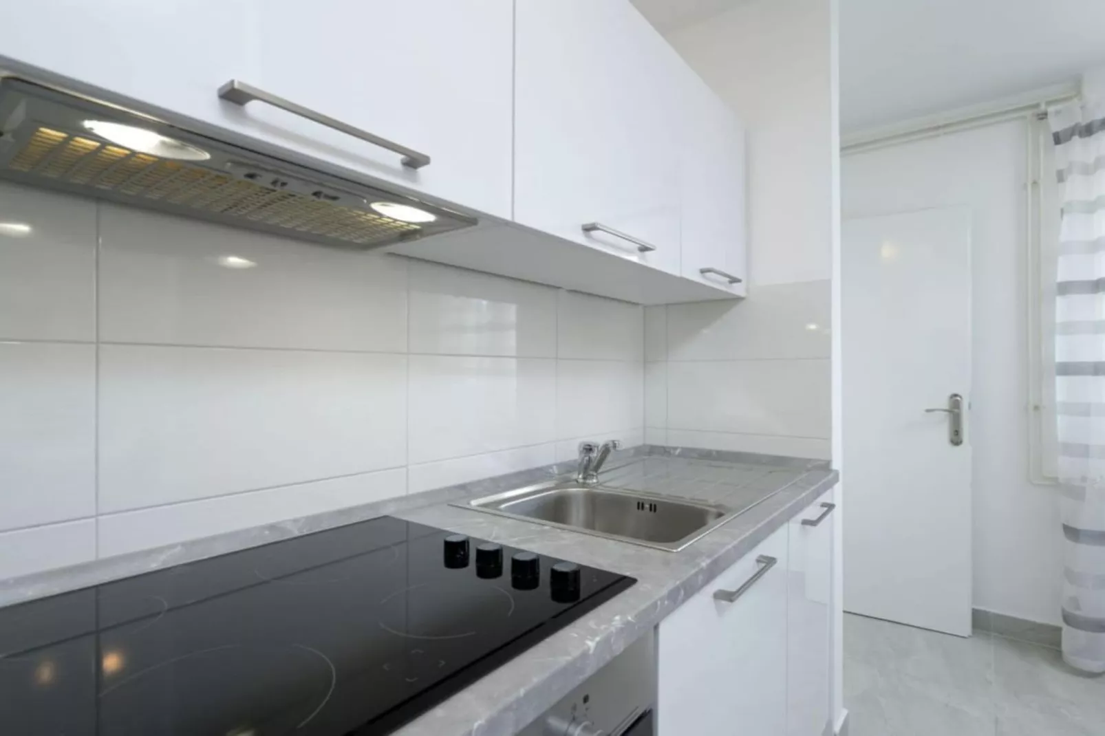 One Bedroom Apartment with Terrace and Sea View 4-Küche