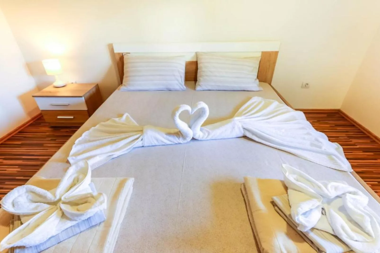 Beachfront Escape – Steps from the Crystal-Clear Sea - One Bedroom Apartment 2-Schlafzimmer