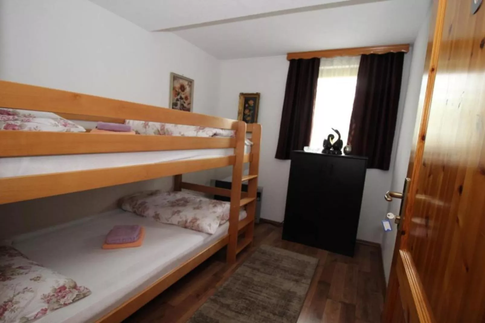 Four bedroom home with river view-Schlafzimmer