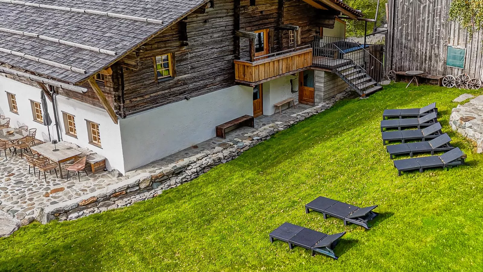 Raneburg 4 Almhaus-Garten Sommer