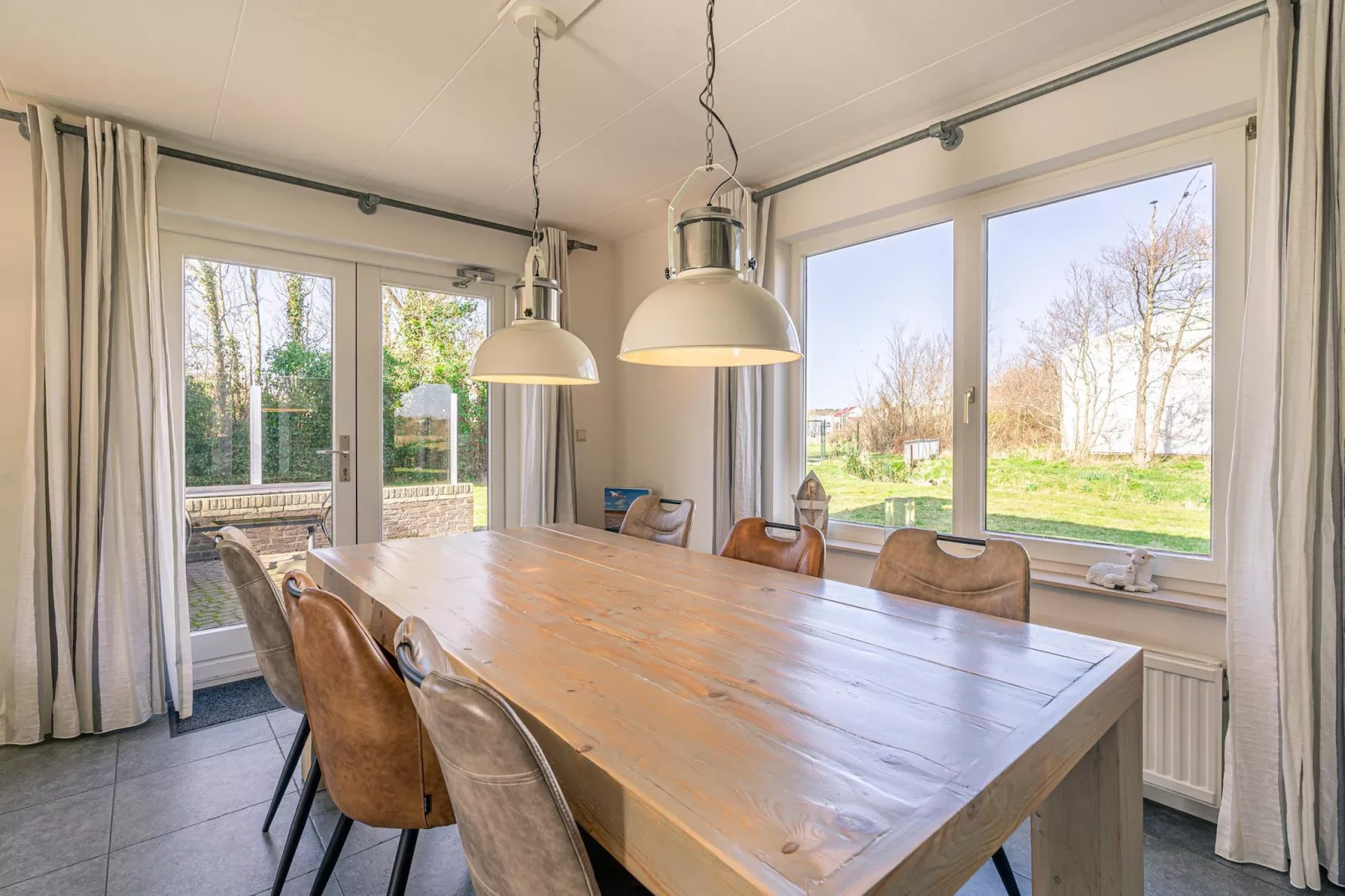 Kamperfoelie 45-Dining room