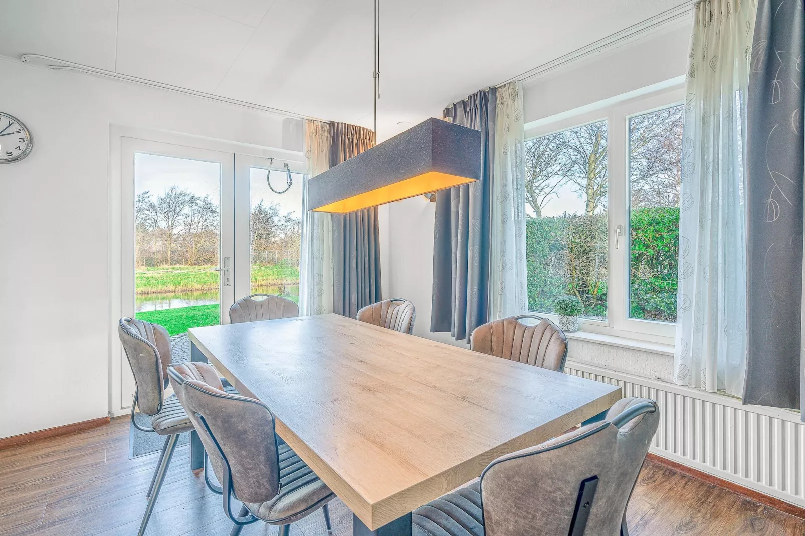 Kamperfoelie 51-Dining room