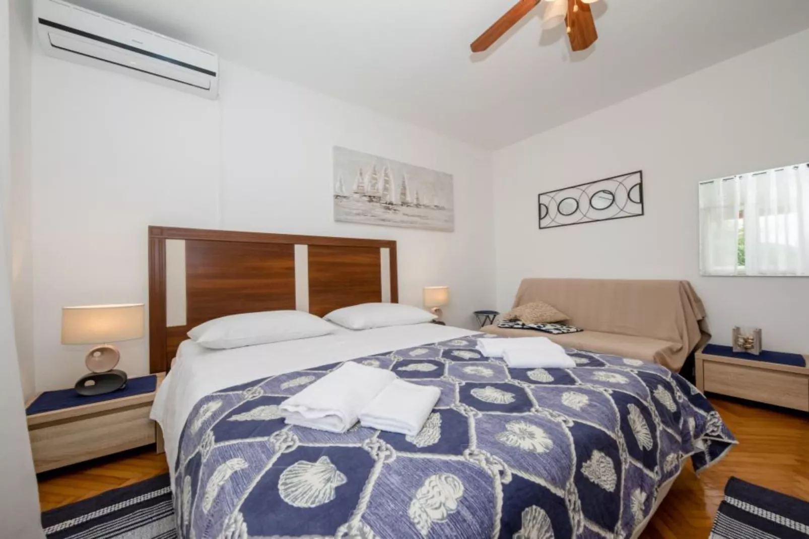 Studio Apartment with Terrace 4-Bedroom