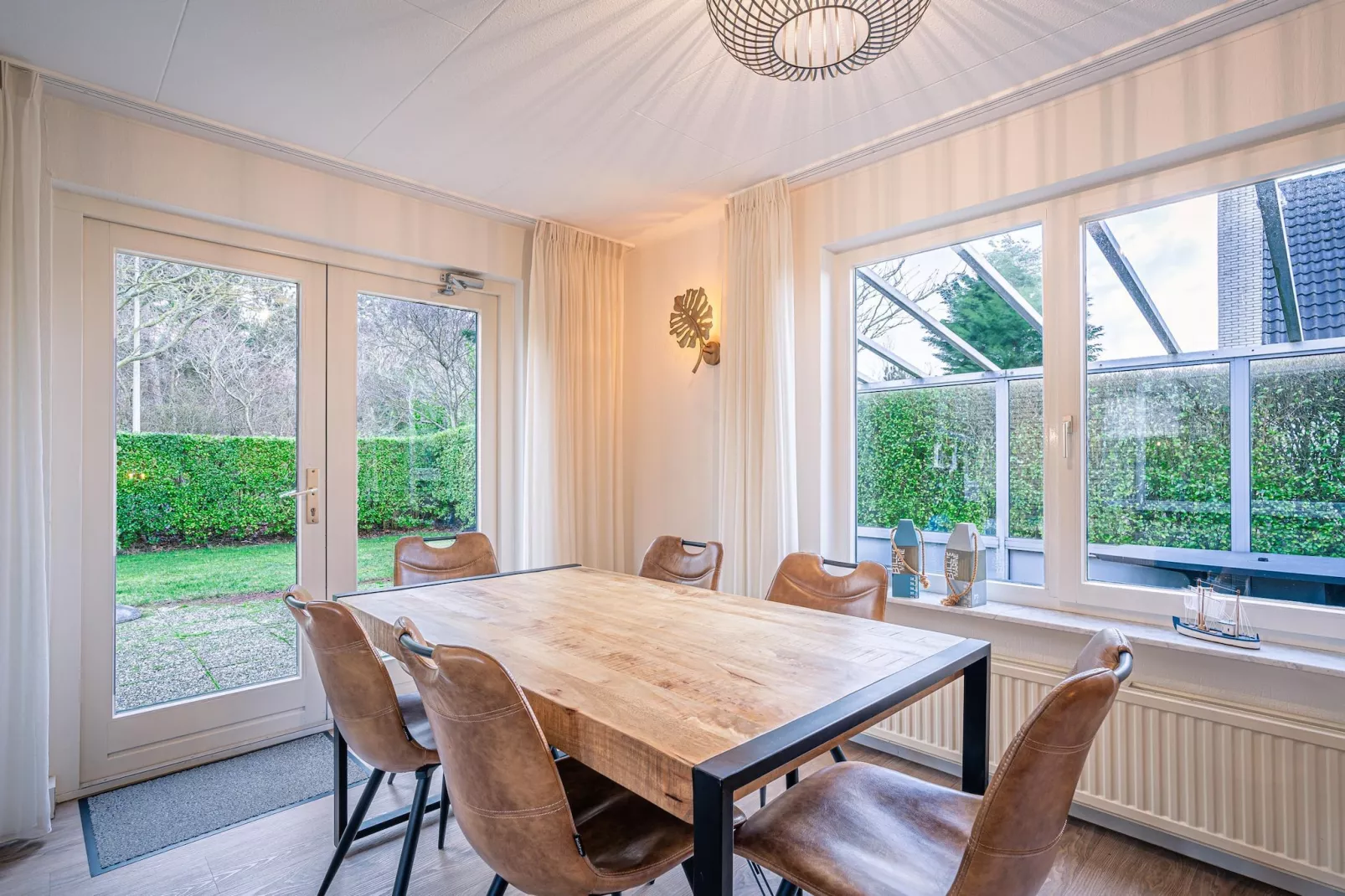 Kamperfoelie 89-Dining room