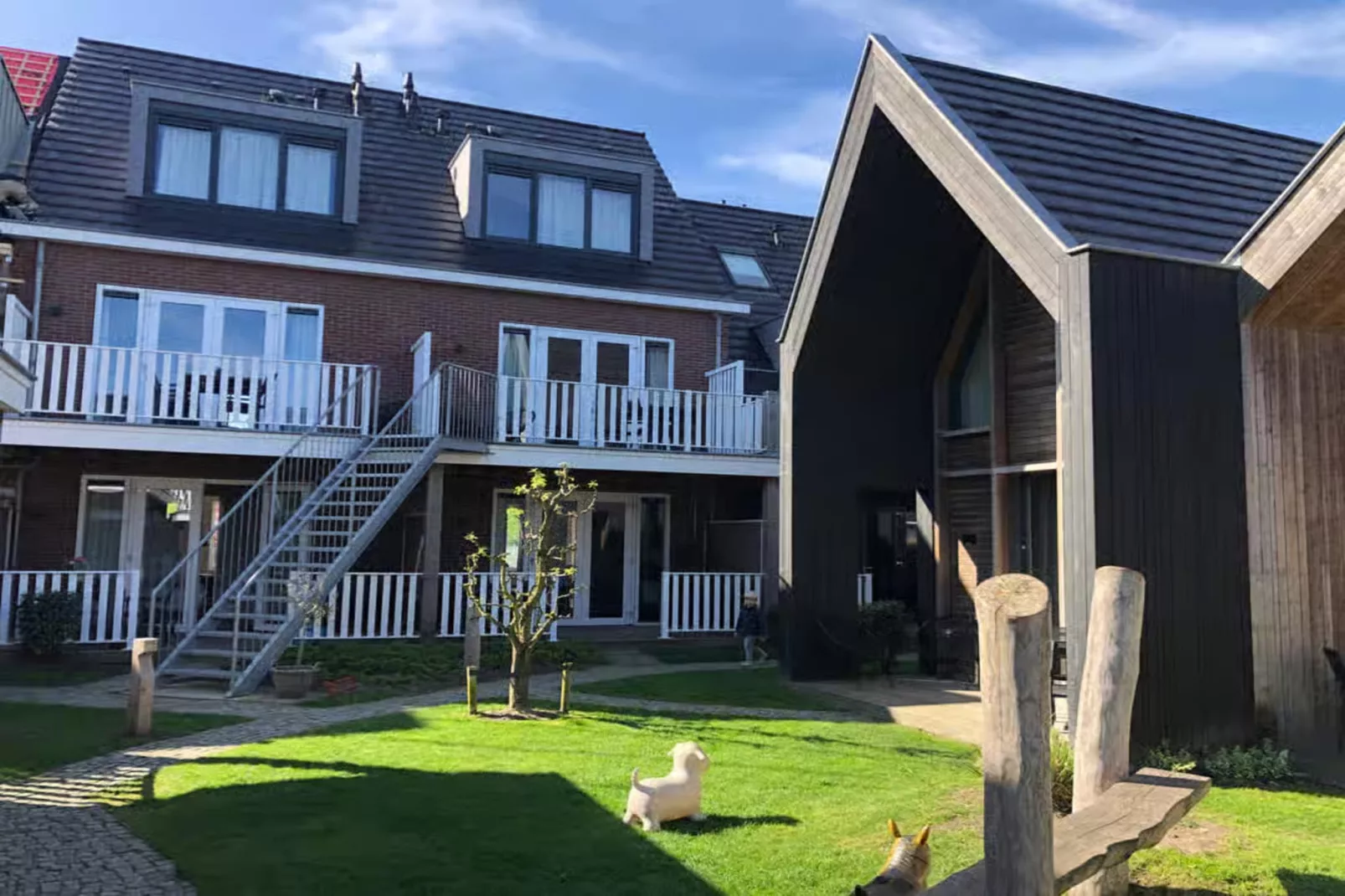 Plein 40 Lodge 15-Exterior in summer