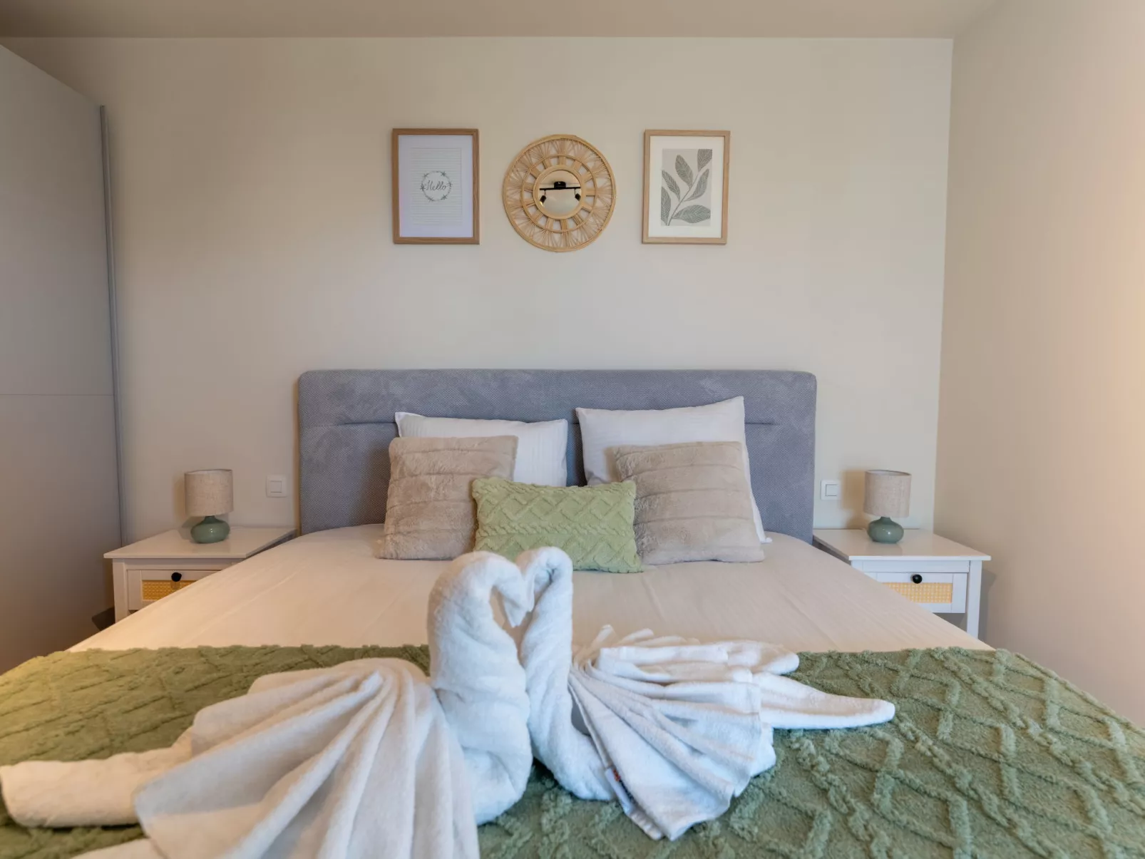 The Waves with parking-Dedans