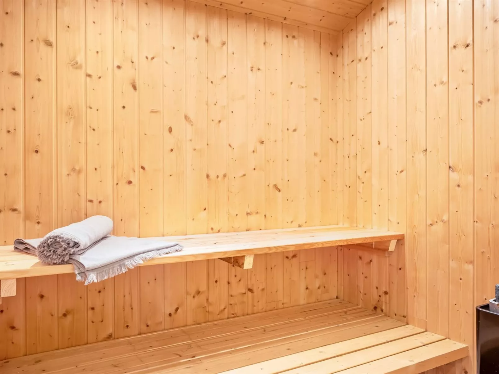 "Jaane" - 250m to the fjord-Inside