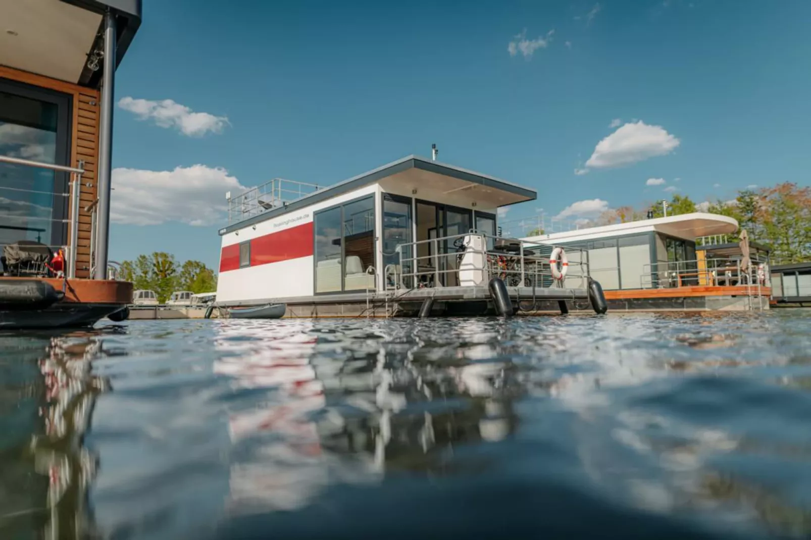 Hausboot in Zehdenick-Extérieur été