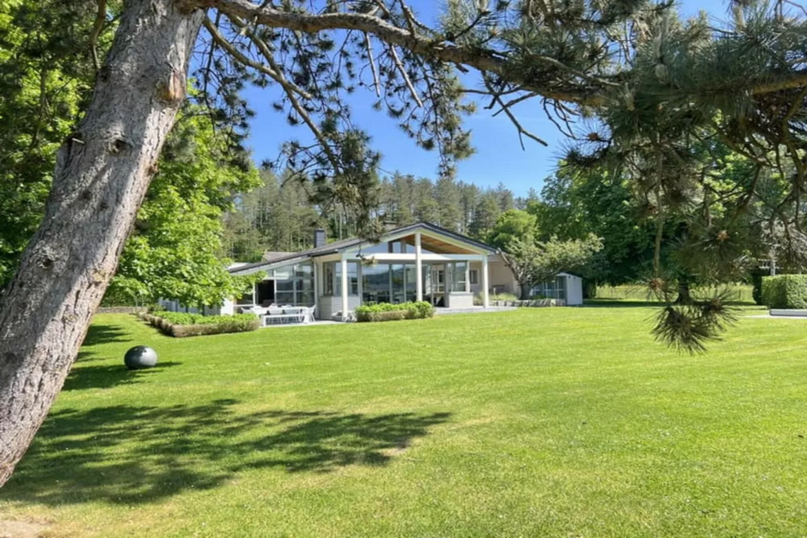 Les trois tilleuls-Außenbereich Sommer