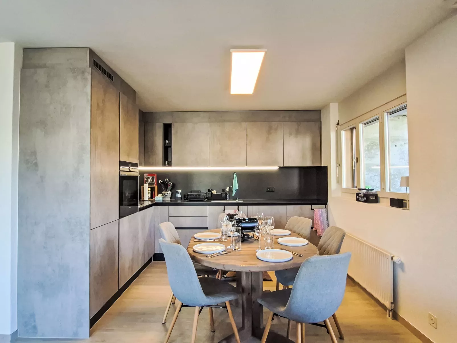 Ambassador 2/1-Inside