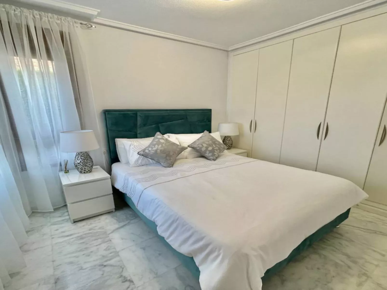 La Finca Frontline-Drinnen