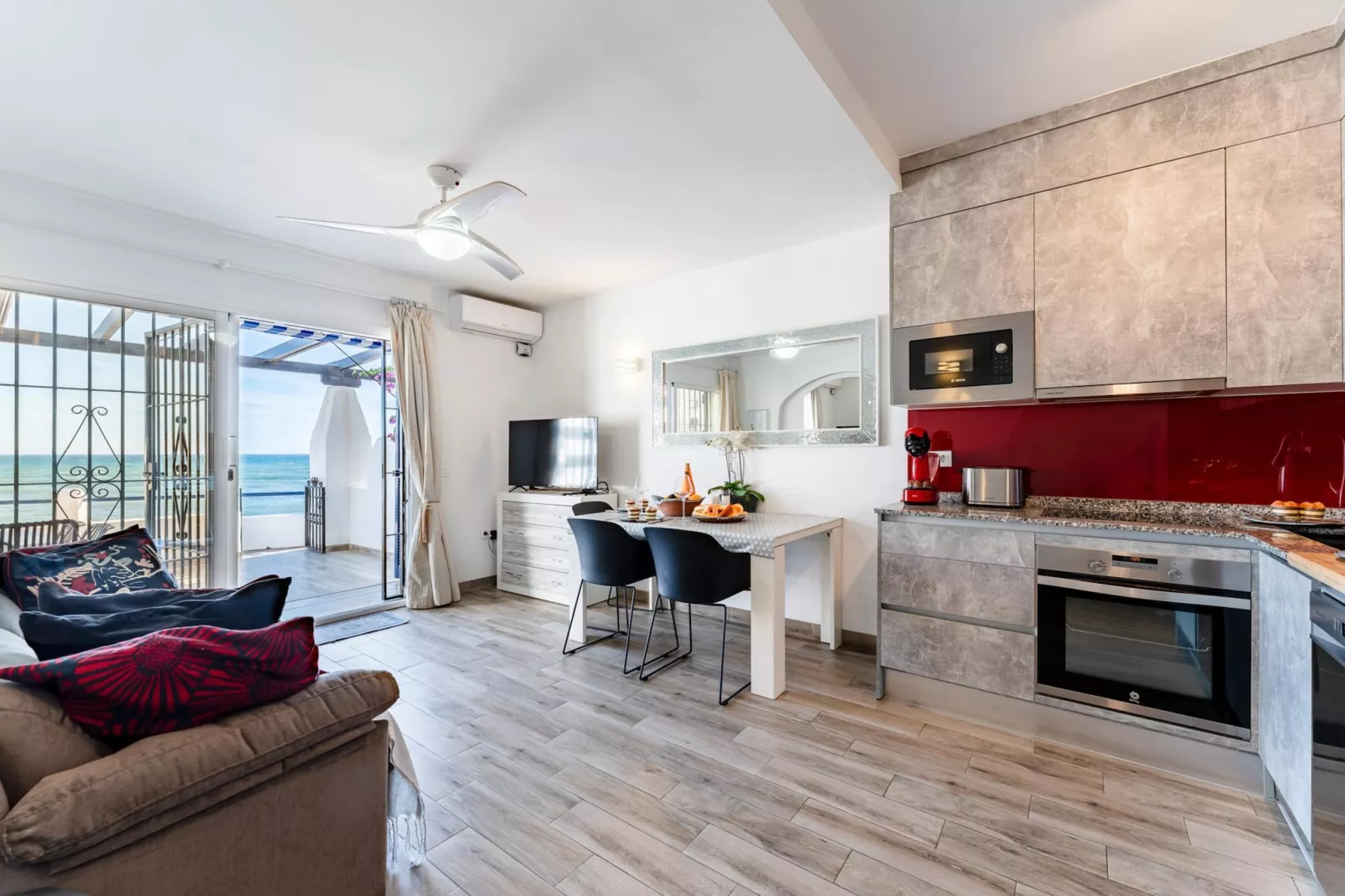 CT 399 - Faro's Beachfront Apartment in Calahonda-Living room