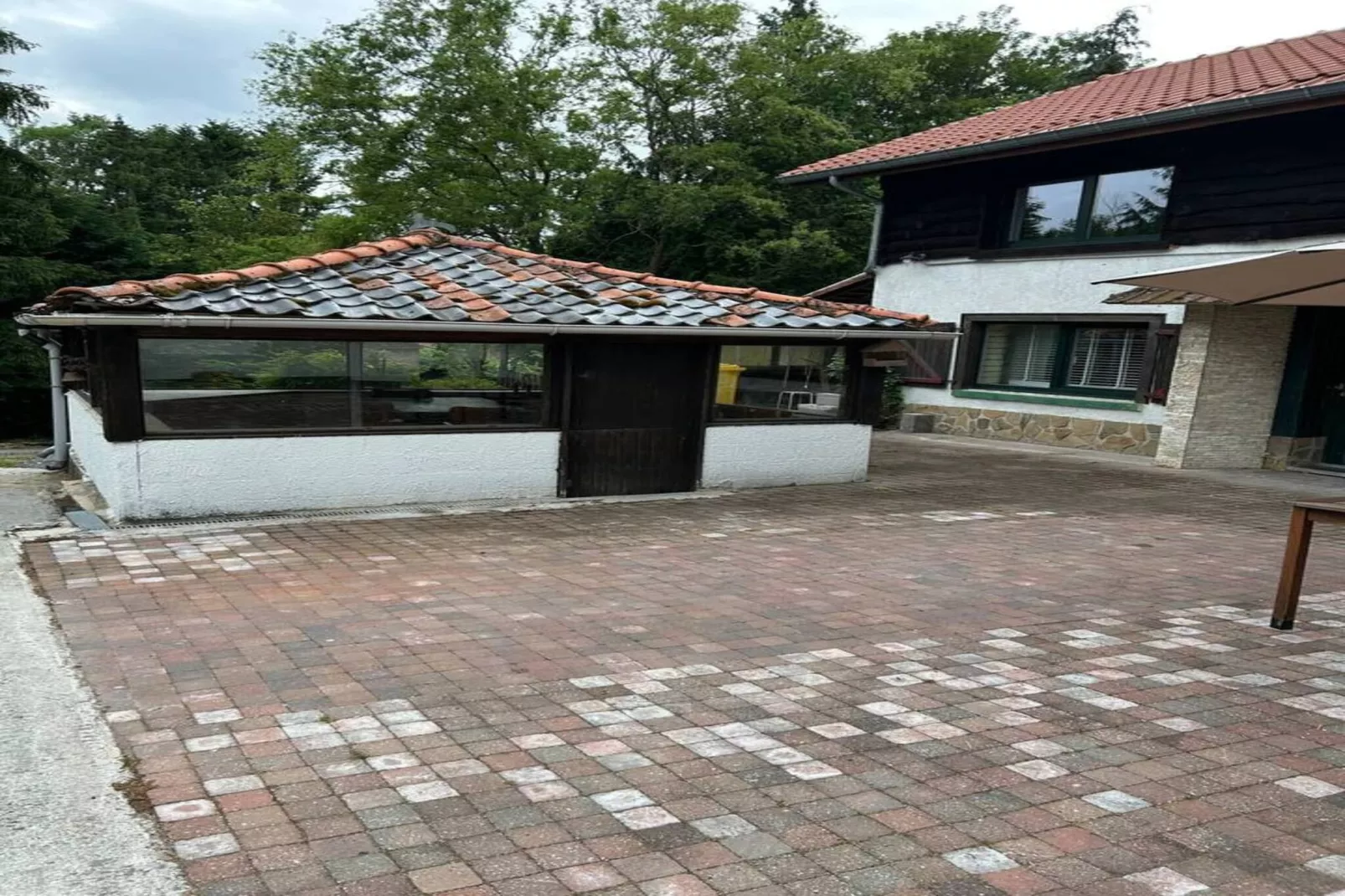 L'Ecureuil Blanc-Exterior in summer