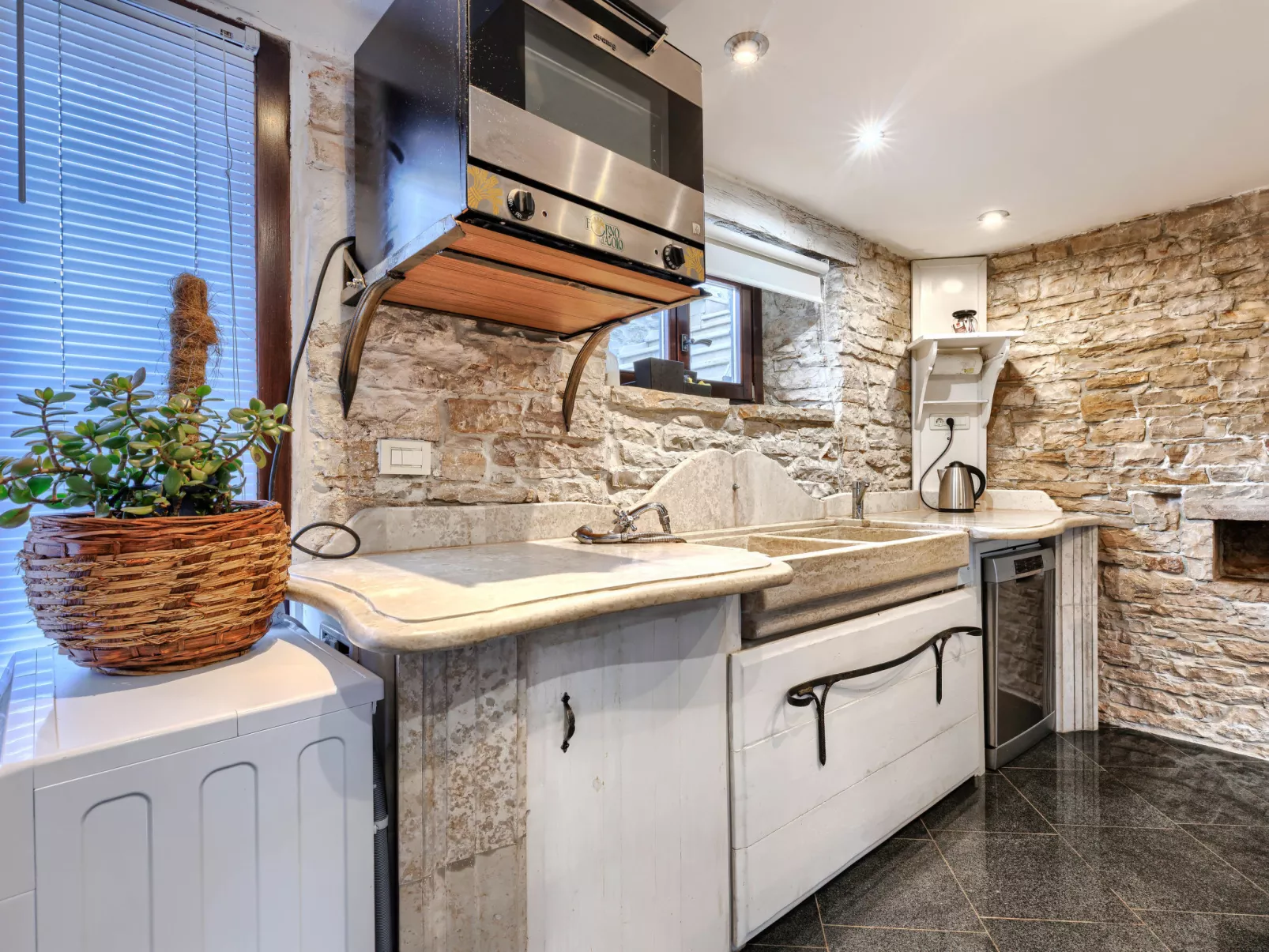 Golden Roots-Drinnen