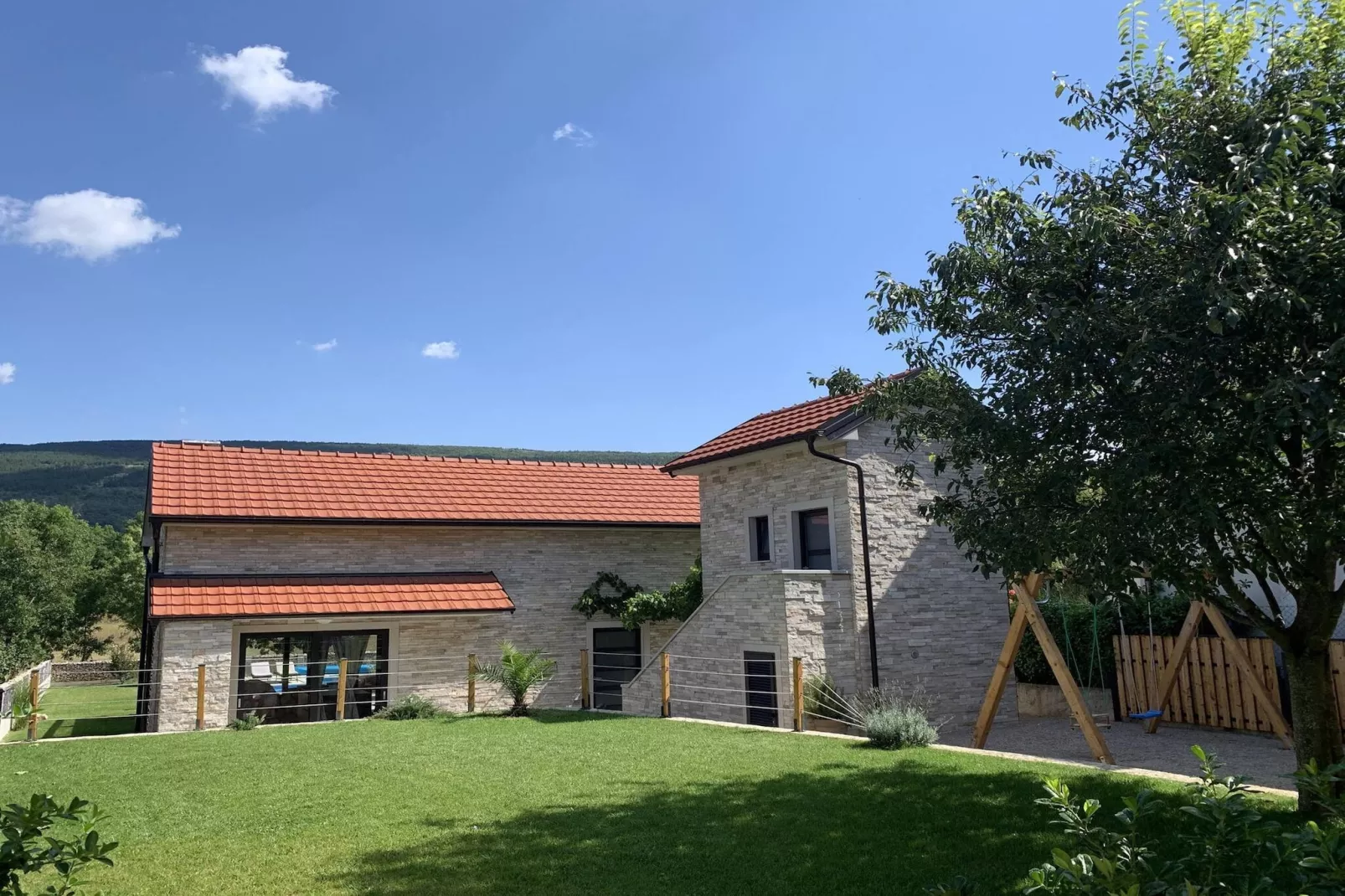 Luxury Villa Prolozac-Außenbereich Sommer