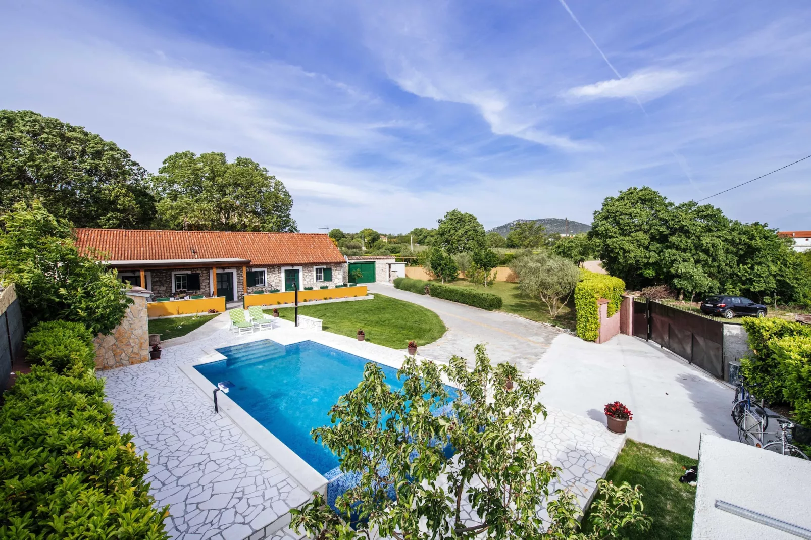 Authentic stone house Momo-Exterior in summer