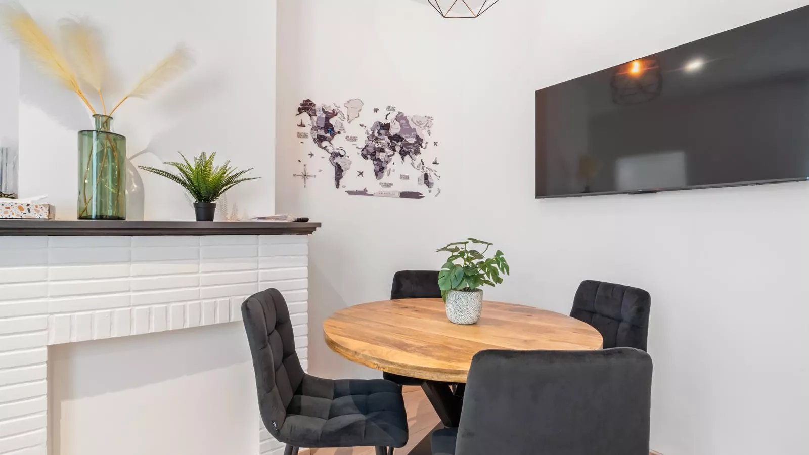 Leopold - 0102-Bedroom