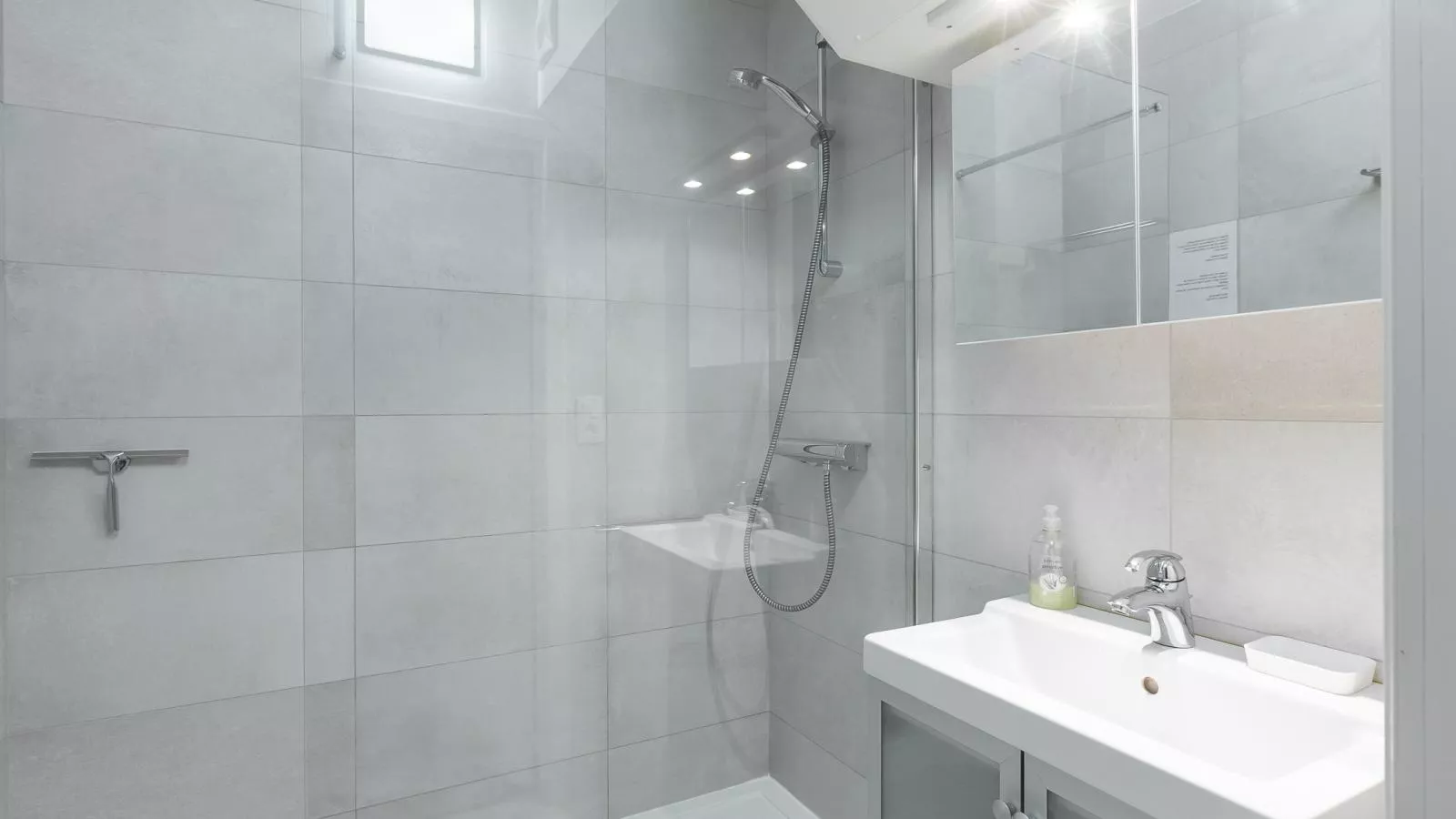 Con Amore - 0403-Bathroom