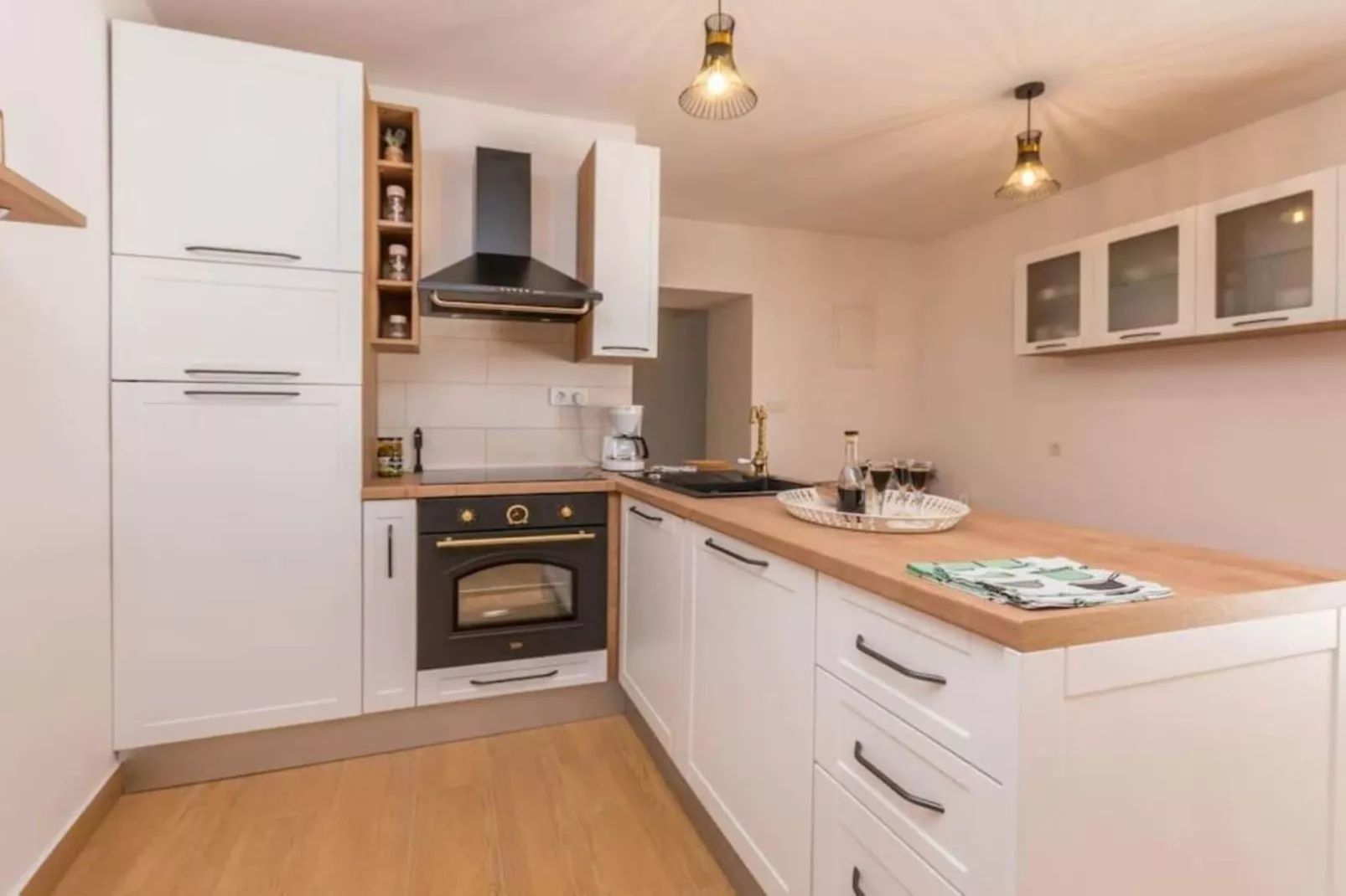 The Grandfather Villa – Heated Pool Retreat-Küche