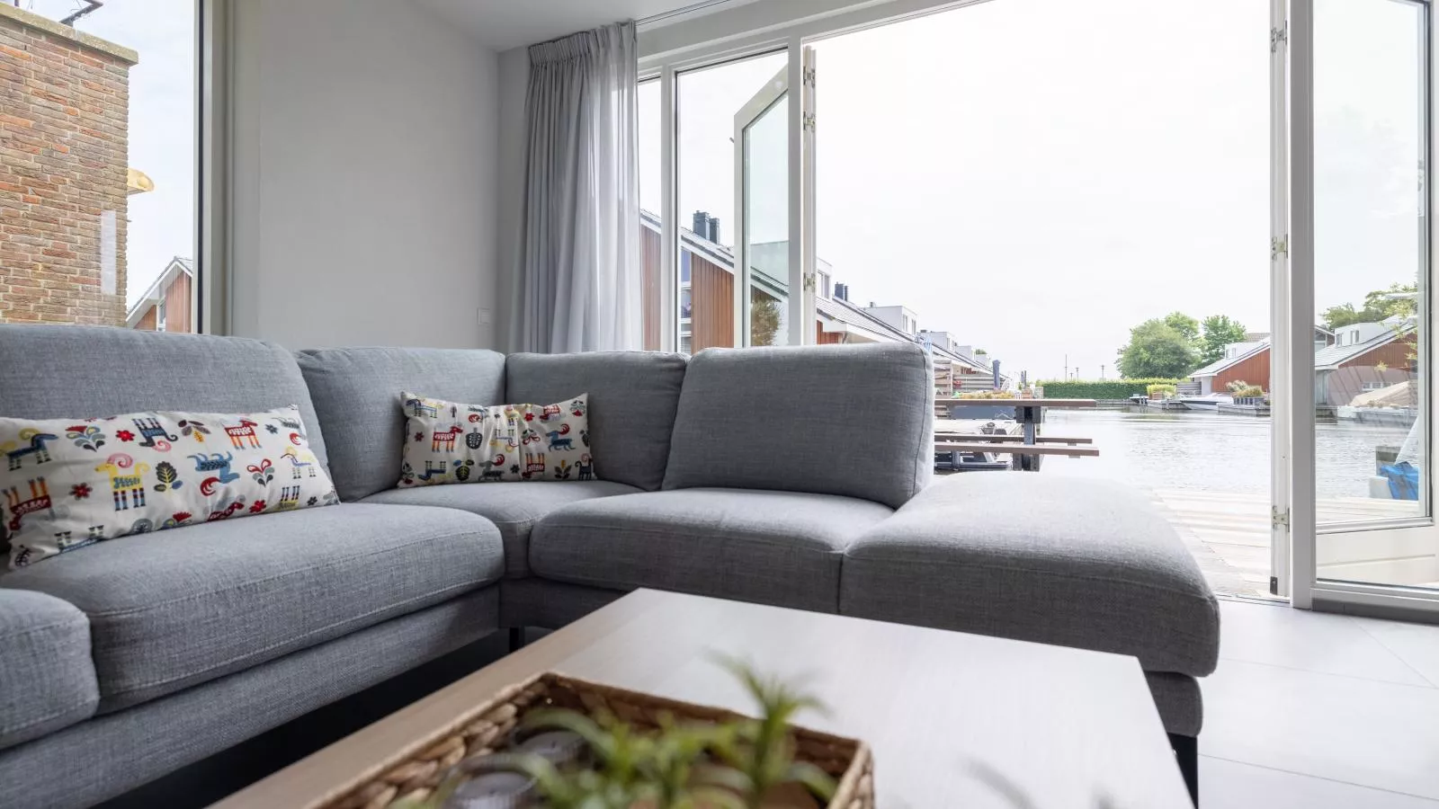 Waterfront-Living room