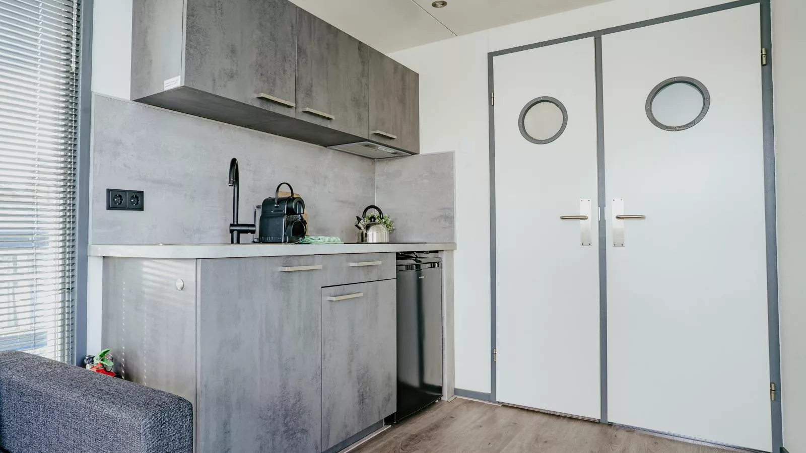 Tiny houseboat Uitgeest I-Kitchen