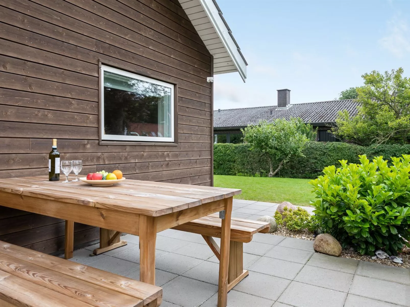 "Regni" - 300m to the fjord-Outside