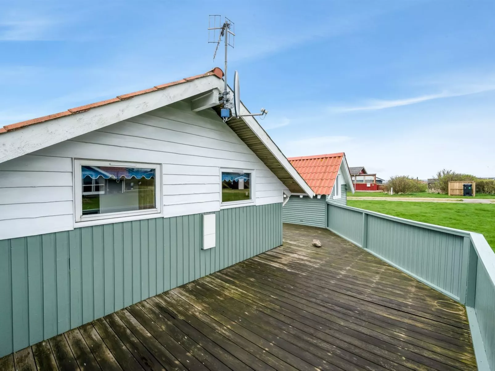 "Lonne" - 750m to the fjord-Outside