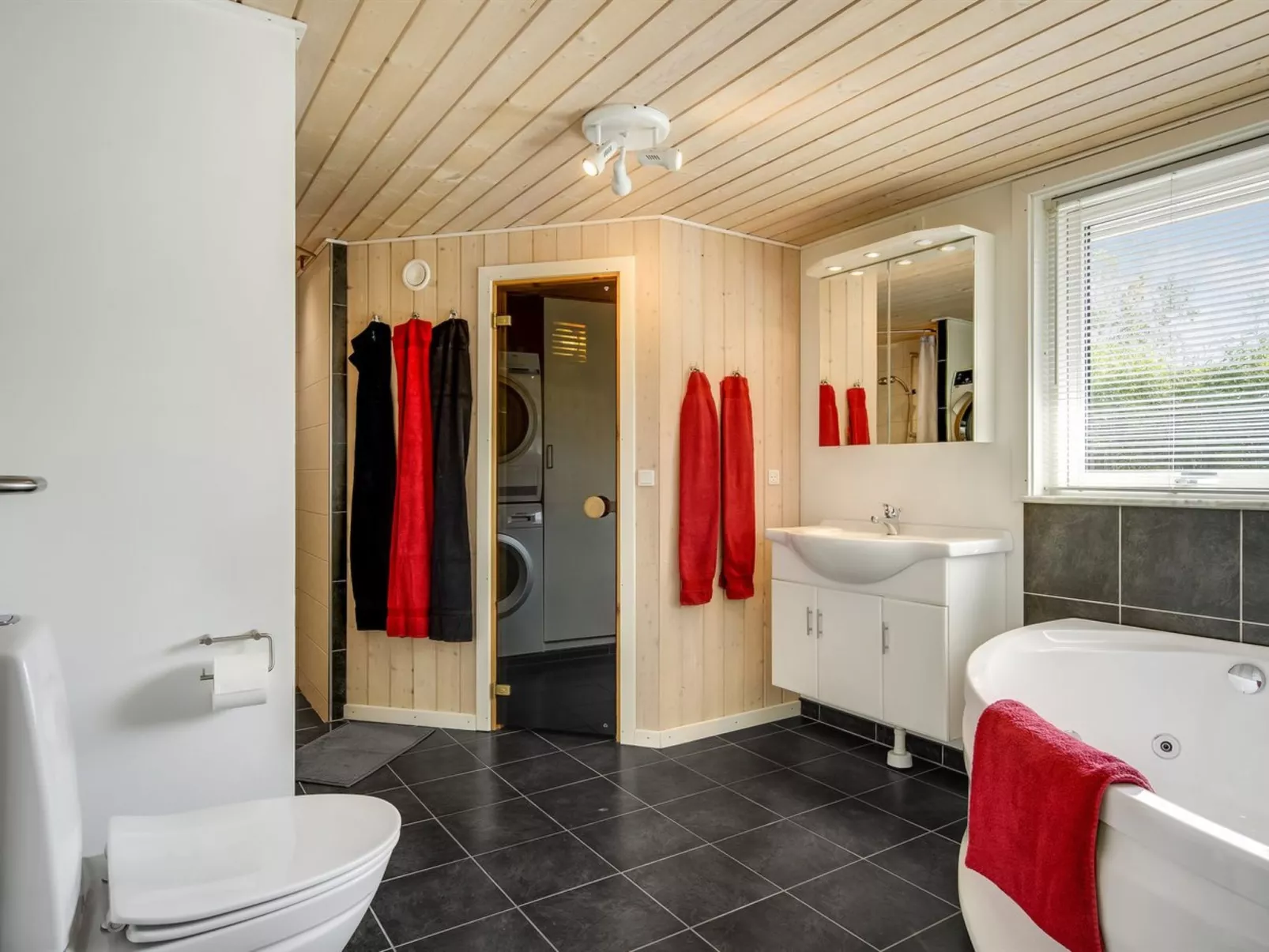 "Anemone" - 700m from the sea-Drinnen