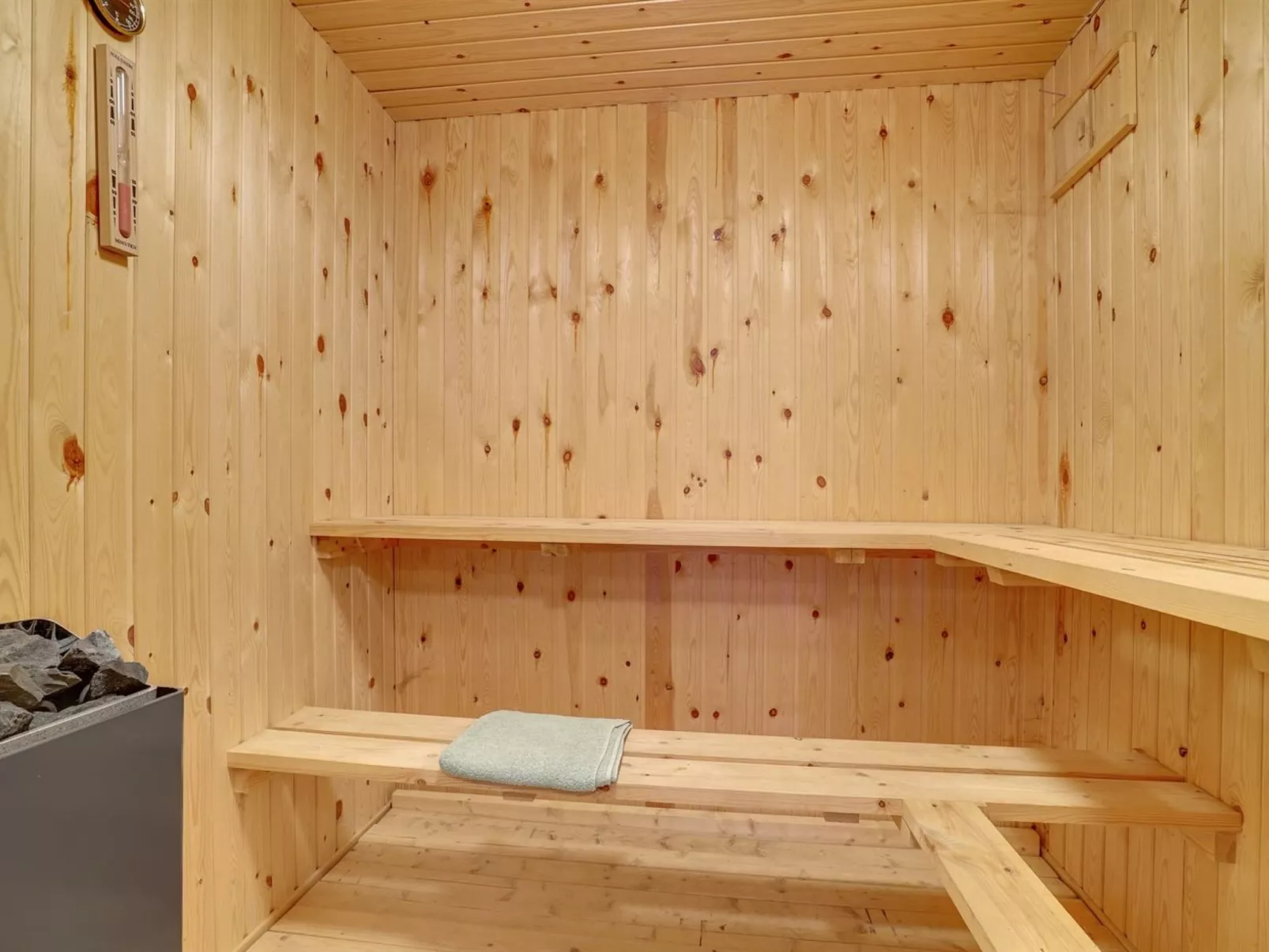 "Glum" - 300m from the sea-Inside