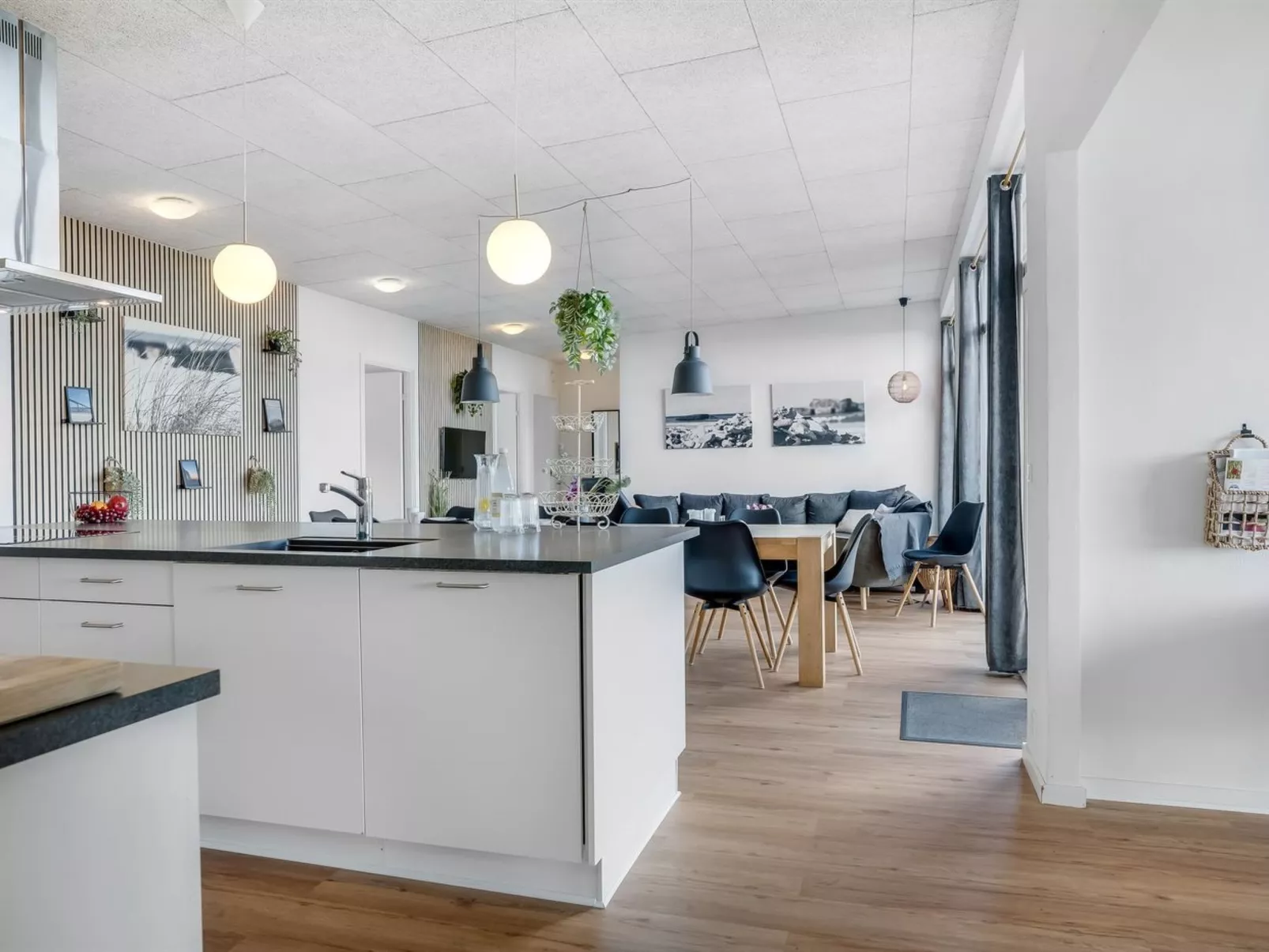 "Eloise" - 50m to the fjord-Drinnen