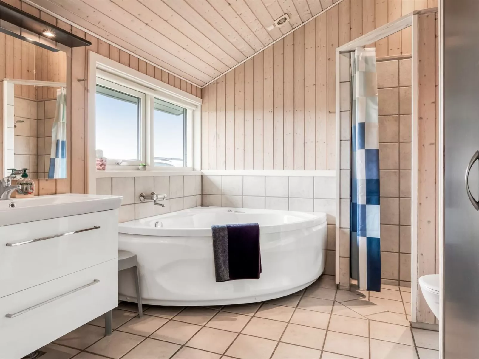 "Dory" - 1.0km from the sea-Inside